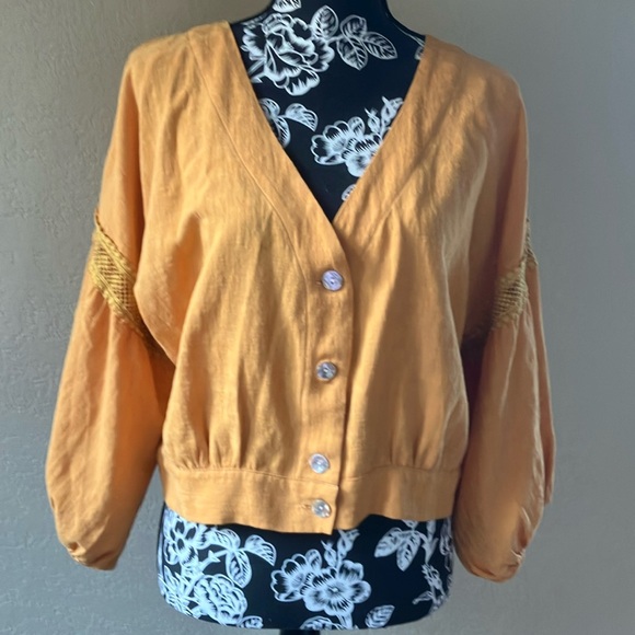 Fate Tops - NWOT L FATE GOLDENROD PEARL BUTTON FRONT BELL LACE SLEEVES COTTON TOP